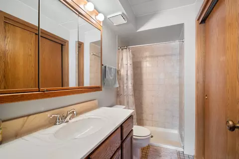 Bath - 1436 E Thacker St #201, Des Plaines, IL 60016 photo 1 of 2