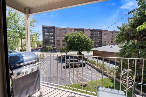Exterior - 1436 E Thacker St #201, Des Plaines, IL 60016 photo 1 of 3