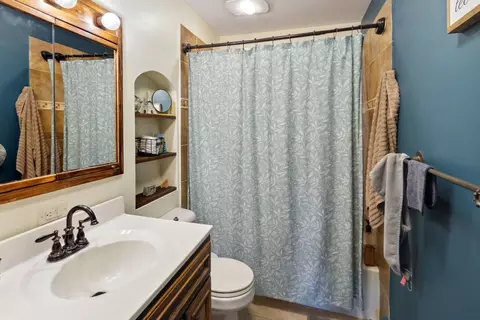 Bath - 1205 Robin Rd, Dixon, IL 61021 photo 1 of 2