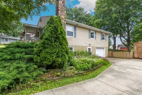 Exterior - 1205 Robin Rd, Dixon, IL 61021 photo 2 of 8