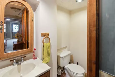 Bath - 1205 Robin Rd, Dixon, IL 61021 photo 2 of 2