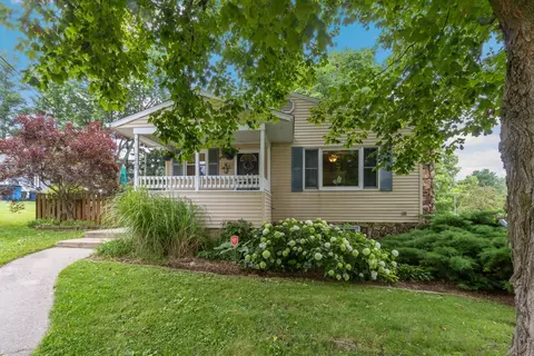 1205 Robin Rd, Dixon, IL 61021