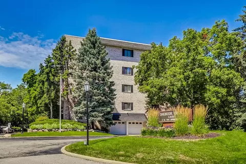 1 S150 Spring Rd #2H, Oakbrook Terrace, IL 60181