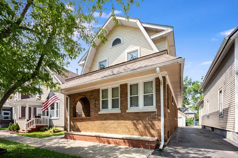 584 E Downer Pl, Aurora, IL 60505