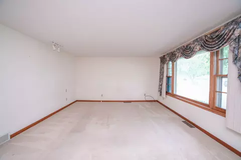 Living - 29 Dennison Dr, Bourbonnais, IL 60914 photo 2 of 3