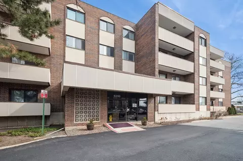 9240 Gross Point Rd #110, Skokie, IL 60077