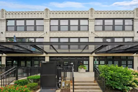 1071 W 15th St #201, Chicago, IL 60608