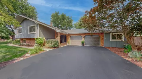 11 S767 Robert Dr, Naperville, IL 60564