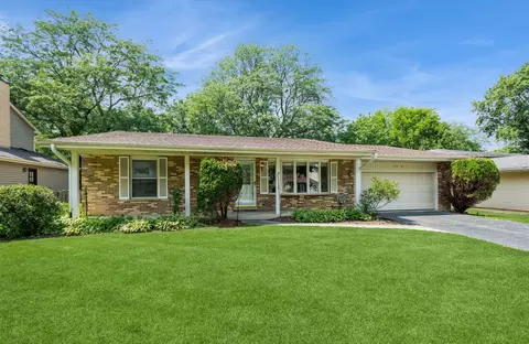 2402 S Embers Ln, Arlington Heights, IL 60005