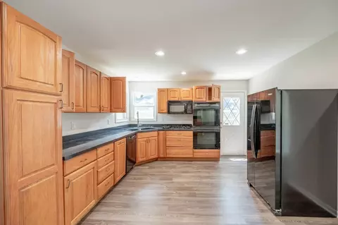 Kitchen - 17745 Clyde Ave, Lansing, IL 60438 photo 2 of 2
