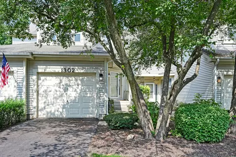 1302 Tennyson Ln #102, Naperville, IL 60540