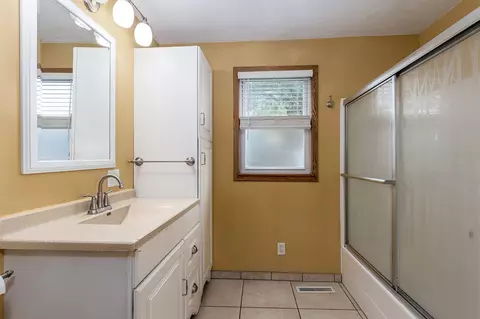 Bath - 429 3rd Ave, Ottawa, IL 61350 photo 1 of 1