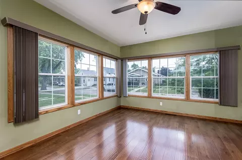 Living - 429 3rd Ave, Ottawa, IL 61350 photo 2 of 3