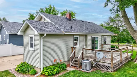 Exterior - 429 3rd Ave, Ottawa, IL 61350 photo 2 of 3