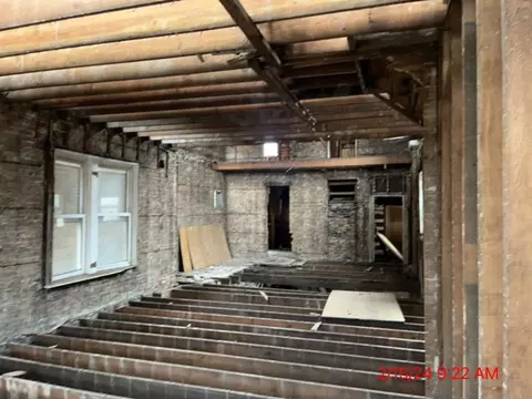 Entry Way - 6814 S Champlain Ave, Chicago, IL 60637 photo 1 of 3