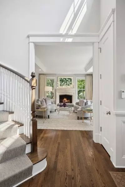 Entry Way - 502 Willow Rd, Winnetka, IL 60093 photo 4 of 5