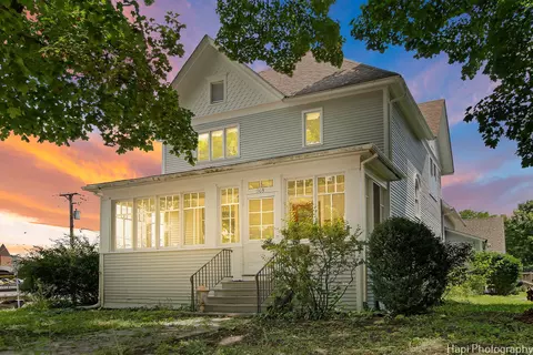303 S Hough St, Barrington, IL 60010