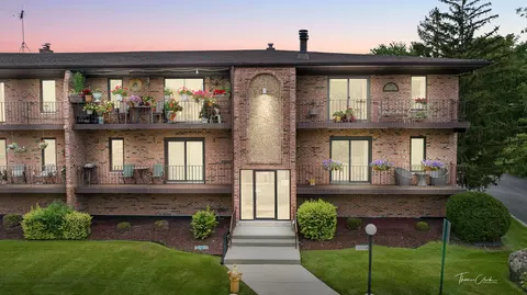 11355 Moraine Dr #J, Palos Hills, IL 60465