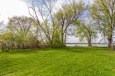 28406 W Park Ave, Wauconda, IL 60084