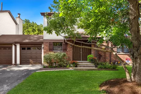 23 W458 Greenbriar Dr, Naperville, IL 60540