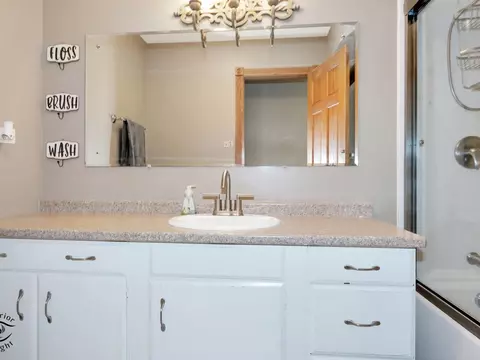 Bath - 6536 Cedar Rd, Oak Forest, IL 60452 photo 2 of 3