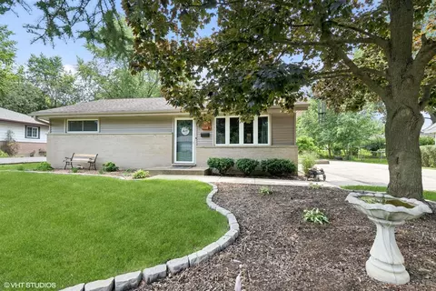 73 Golfview Rd, Lake Zurich, IL 60047