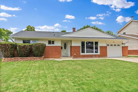 74 Ridgewood Rd, Elk Grove Village, IL 60007