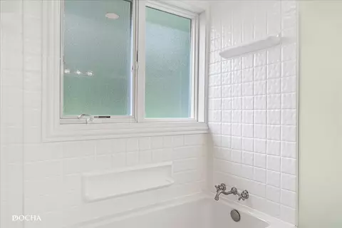Bath - 890 Woodlea Rd, Kankakee, IL 60901 photo 2 of 2