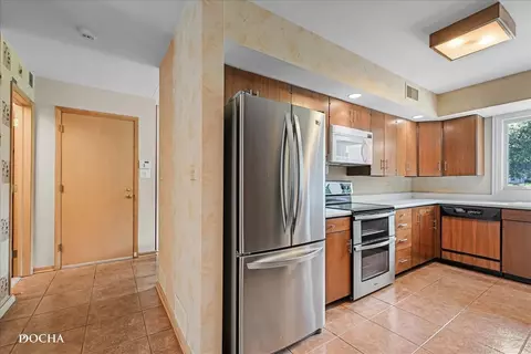 Kitchen - 890 Woodlea Rd, Kankakee, IL 60901 photo 2 of 3