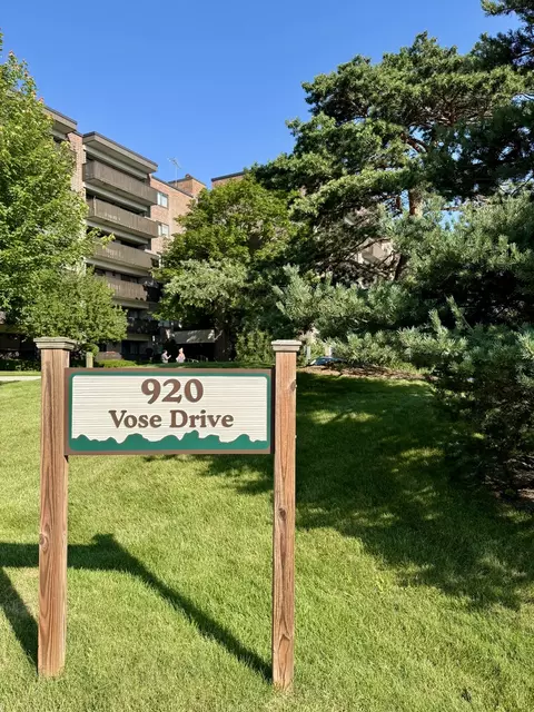 920 Vose Dr #103, Gurnee, IL 60031