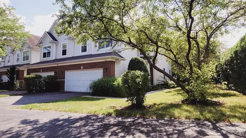 9088 Buckingham Park Dr, Des Plaines, IL 60016