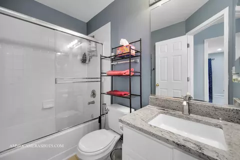 Bath - 5527 Azalea Ct, Rolling Meadows, IL 60008 photo 2 of 3