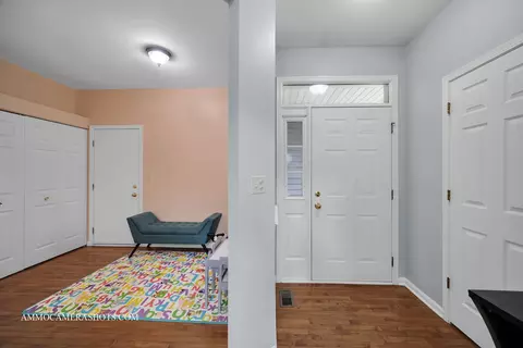 Entry Way - 5527 Azalea Ct, Rolling Meadows, IL 60008 photo 2 of 3
