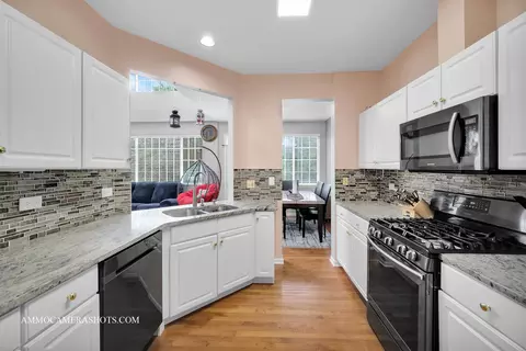 Kitchen - 5527 Azalea Ct, Rolling Meadows, IL 60008 photo 2 of 3