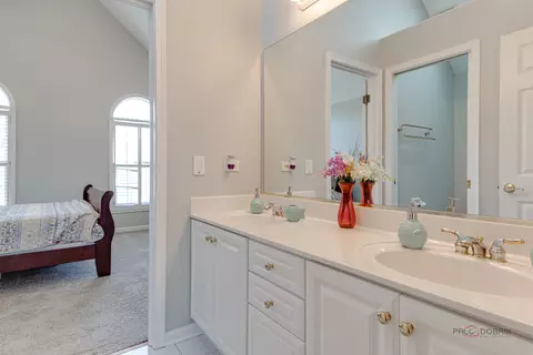 Bath - 3559 Stackinghay Dr, Naperville, IL 60564 photo 4 of 6