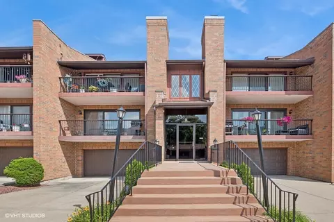 9 Cinnamon Creek Dr #1S, Palos Hills, IL 60465