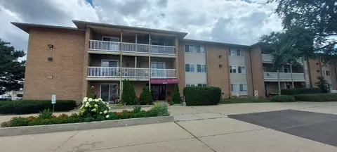 920 Beau Dr #211, Des Plaines, IL 60016