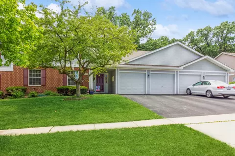 373 Woodview Cir #A, Elgin, IL 60120