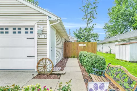 510 E Maple St, Ogden, IL 61859 photo 2