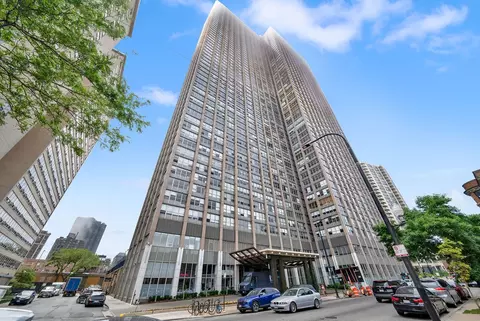 655 W Irving Park Rd #2516, Chicago, IL 60613