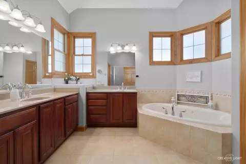 Bath - 24813 Winterberry Ln, Plainfield, IL 60585 photo 2 of 3