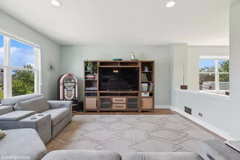 Living - 3073 Wickenden Ave, Elgin, IL 60124 photo 1 of 2