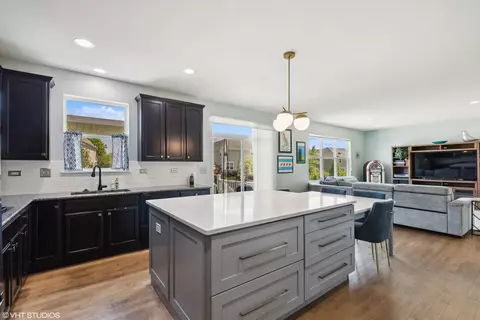 Kitchen - 3073 Wickenden Ave, Elgin, IL 60124 photo 2 of 2