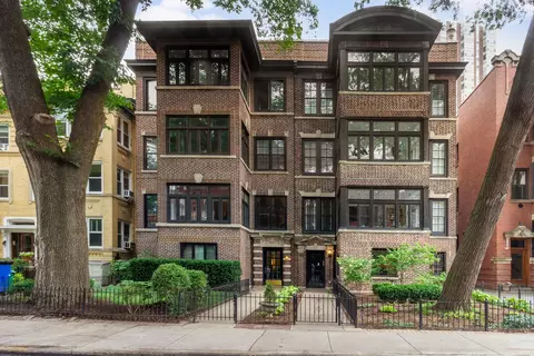 518 W Roscoe St #A, Chicago, IL 60657