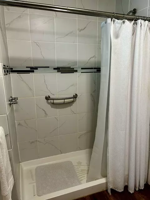 Bath - 3614 148th Pl, Midlothian, IL 60445 photo 2 of 2