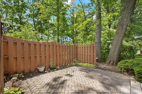 1742 Caxton Dr, Wheaton, IL 60189 photo 2