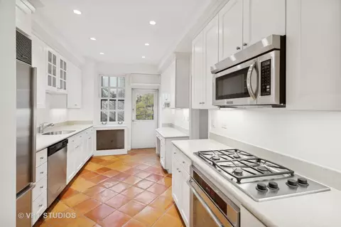 Kitchen - 70 E Cedar St #4E, Chicago, IL 60611 photo 3 of 3