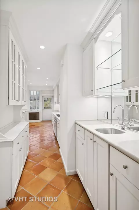 Kitchen - 70 E Cedar St #4E, Chicago, IL 60611 photo 1 of 3
