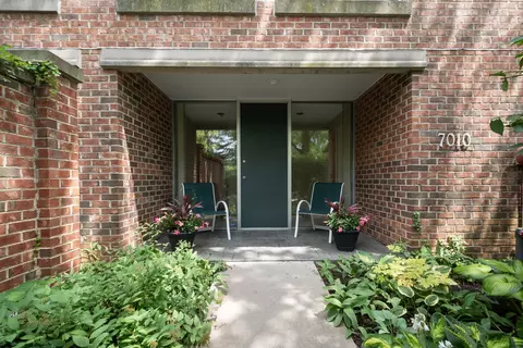 7010 Arbor Ln, Northfield, IL 60093