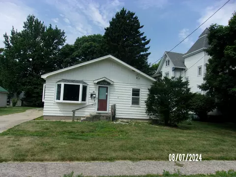 709 S 3rd St, Watseka, IL 60970